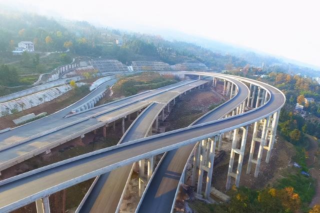 贵州规划一高速，全长103.9公里为双向四车道，预计耗时三年