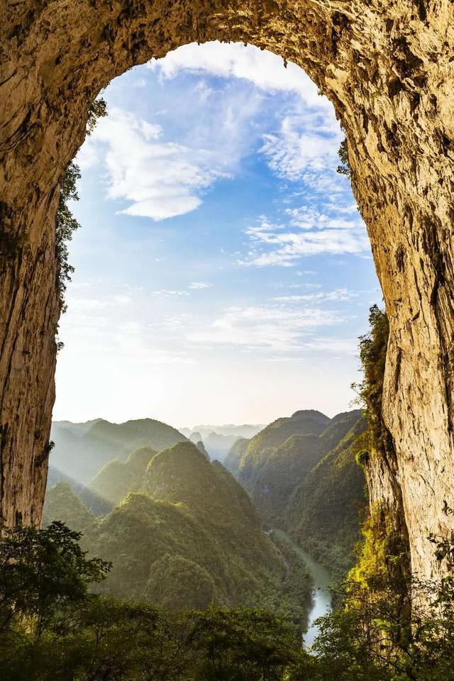 洞穴探险、高空缆车、悬崖秋千......贵州最值得打卡的10个山地旅游胜地推荐→