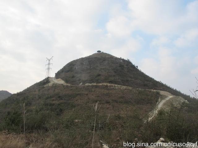 贵州财经大学后面的斗篷山顶 也有一座古营盘