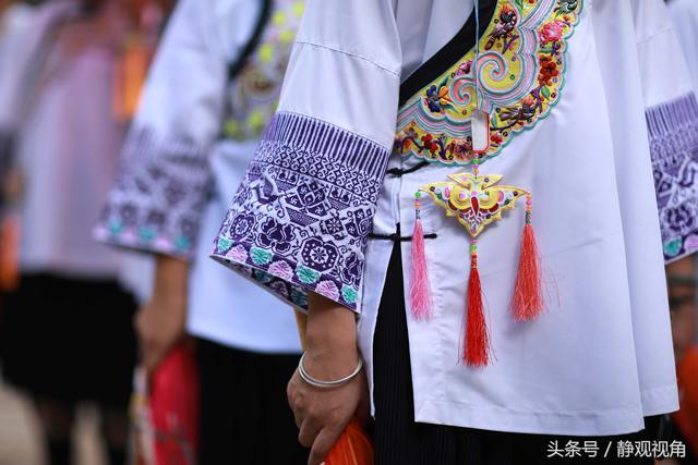 贵州省黔东南这个寨子过“相思节” 美女们都盛装出席