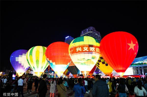 贵州举行中国热气球表演赛暨飞行体验活动 多彩热气球点亮夜空