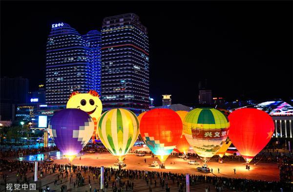 贵州举行中国热气球表演赛暨飞行体验活动 多彩热气球点亮夜空