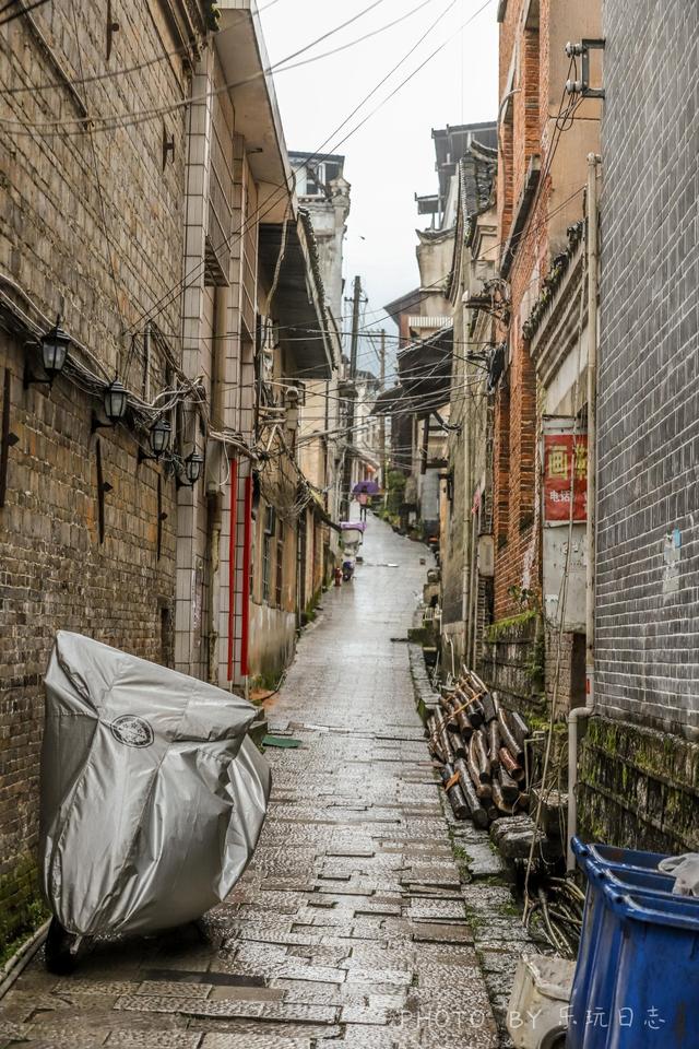 黎平旅行必去的景点，六百多年历史的老街，形状如翘起的扁担